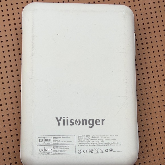 Yiisonger Magnetic Wireless Power Bank 10000mAH - Picture 3 of 6